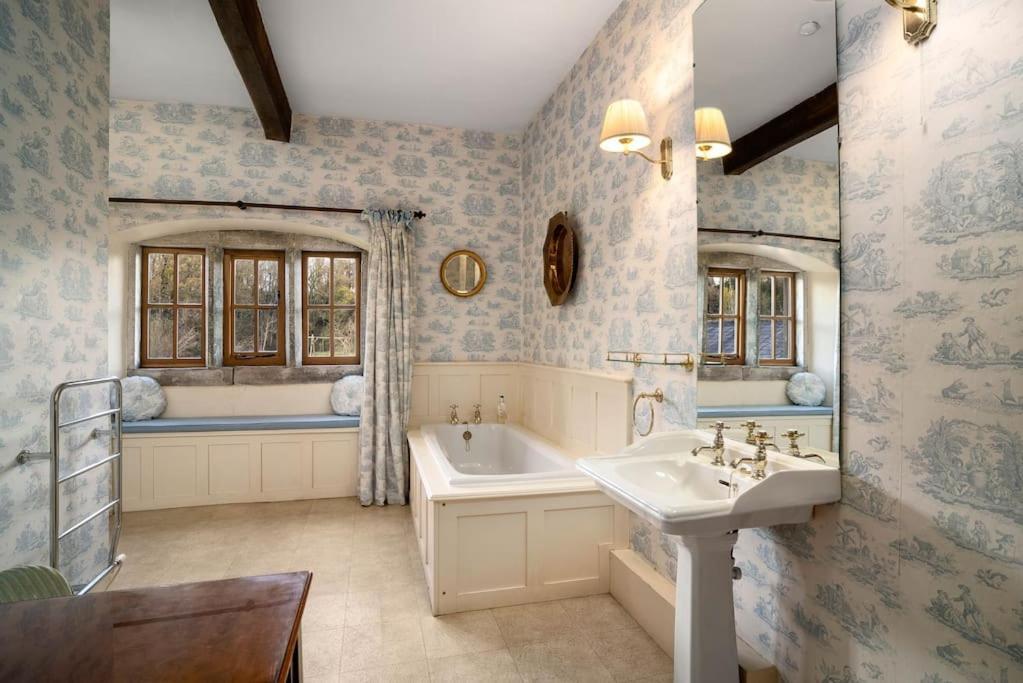 Large Country Farmhouse Waddington  Bagian luar foto